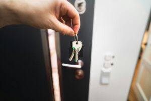 Foto de entrega de llaves de una casa nueva. manos entregando una llaves - articulo de blog de Diana Puerta Realtor en Toronto y el GTA